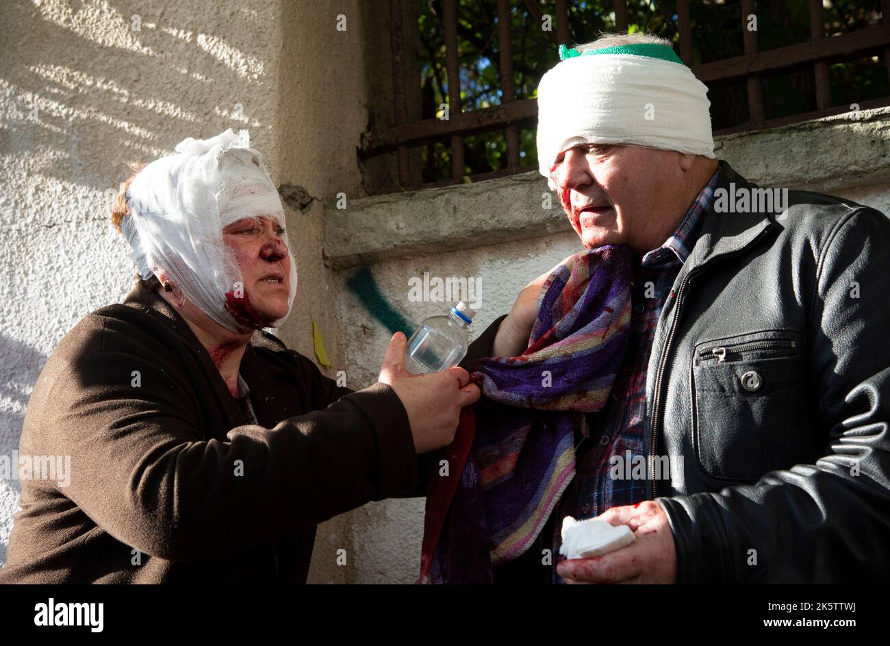 Kiew, Ukraine. 10. Oktober 2022. Verletzte Zivilisten in Kiew, nachdem die Russen als Reaktion auf den Brückenschlag auf die Krim einen massiven Raketenangriff auf Kiew und andere große Städte der Ukraine gestartet hatten. In Kiew wurden mindestens 5 Menschen getötet und 24 verletzt. Die Russen starteten 75 Raketen, von denen 41 von der ukrainischen Luftverteidigung abgeschossen wurden. Russland marschierte am 24. Februar 2022 in die Ukraine ein. (Bild: © Danylo Antoniuk/ZUMA Press Wire) Bild: ZUMA Press, Inc./Alamy Live News Stockfoto