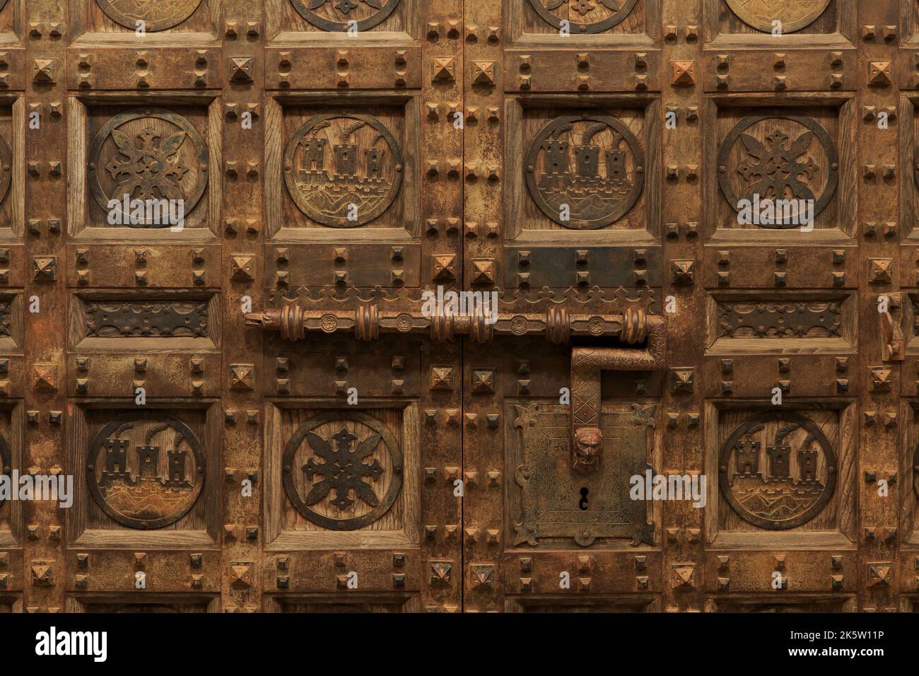 Das Wappen von San Marino auf einer wunderschön geschnitzten Tür am Rathaus (Palazzo Pubblico) in San Marino Stockfoto