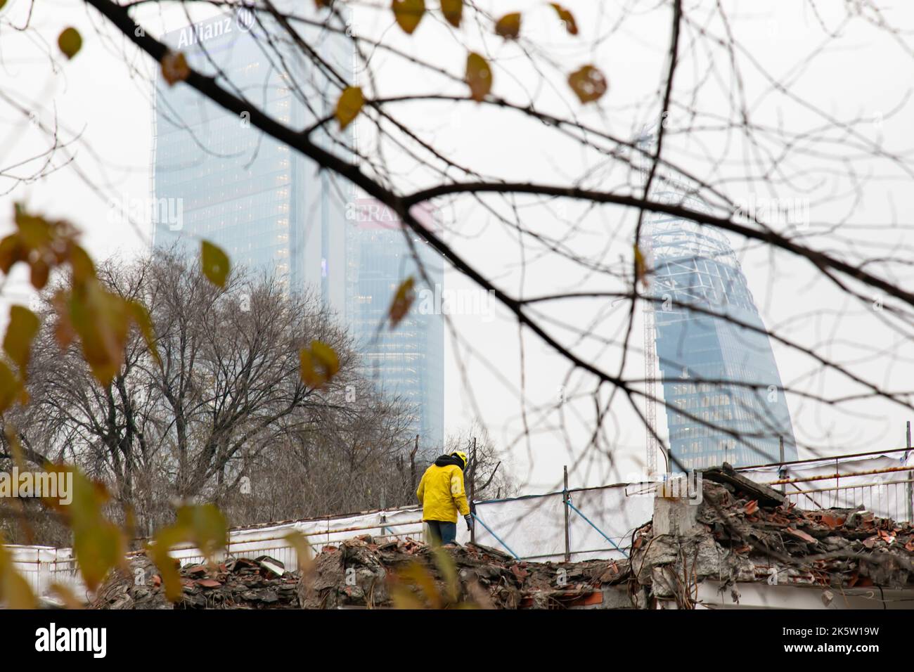 Mailand, Italien - 16. Dezember 2019: Ein Arbeiter auf einer Baustelle mit im Hintergrund skyscaprers des Tre Torri Komplexes, im City Life District Stockfoto