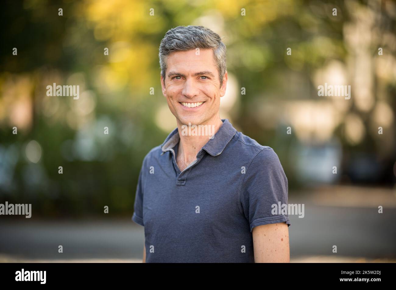 Hamburg, Deutschland. 10. Oktober 2022. Ingo Zamperoni, TV-Moderator und Journalist, fotografiert am Rande eines Fernsehgeräts. Quelle: Daniel Reinhardt/dpa/Alamy Live News Stockfoto