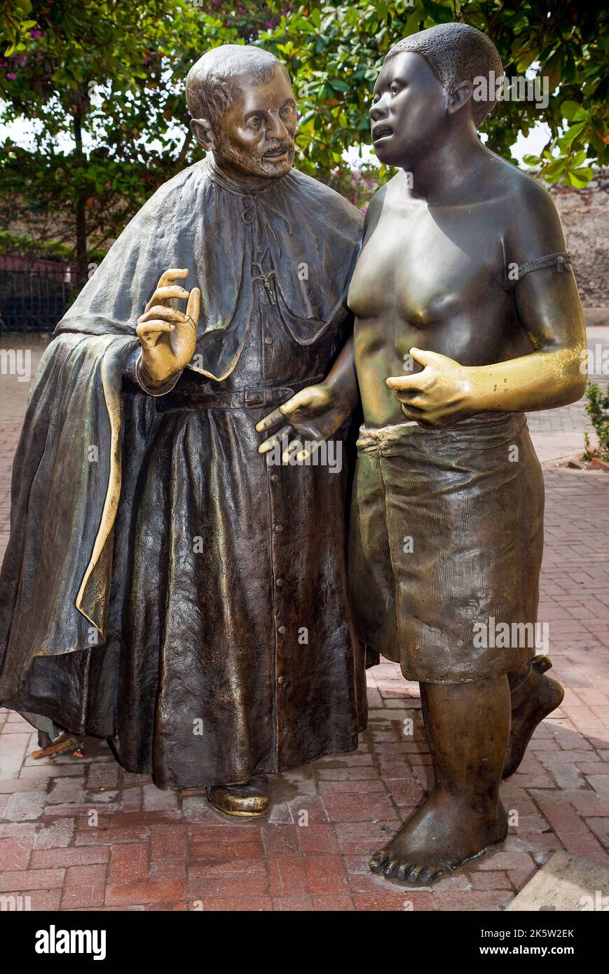 Kolumbien, Statue des Priesters Clavero mit einem Sklaven. Er wurde zum heiligen erklärt, weil er für die Sklaven predigte Stockfoto