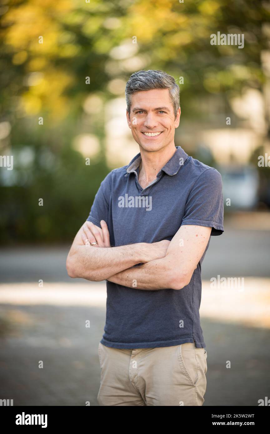 Hamburg, Deutschland. 10. Oktober 2022. Ingo Zamperoni, TV-Moderator und Journalist, fotografiert am Rande eines Fernsehgeräts. Quelle: Daniel Reinhardt/dpa/Alamy Live News Stockfoto