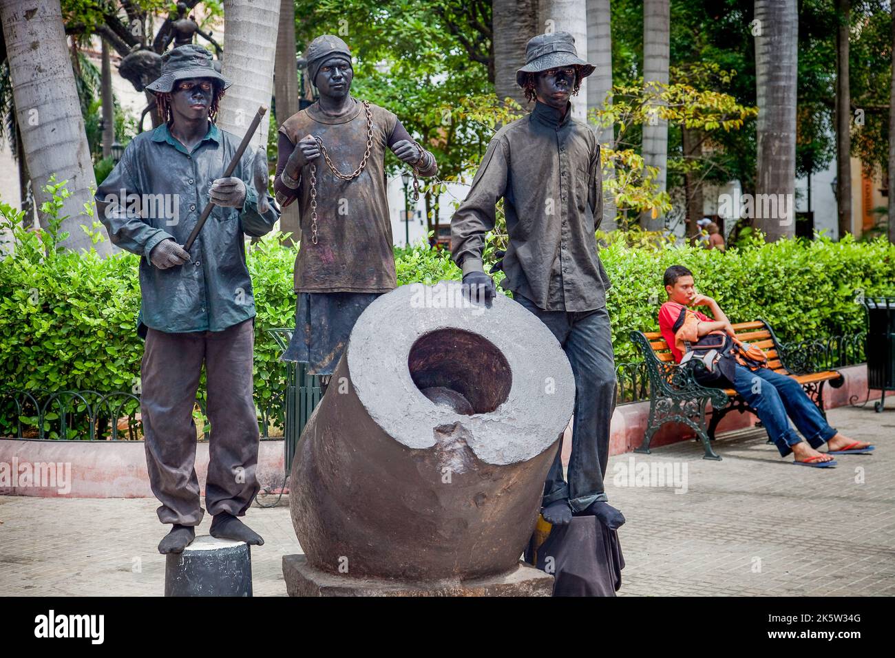 Kolumbien, die alte Stadt Cartagena ist innerhalb von Mauern und durch den UNESCO-Weltkulturerbe geschützt.lebende Statuen von 'Slaven'. Stockfoto