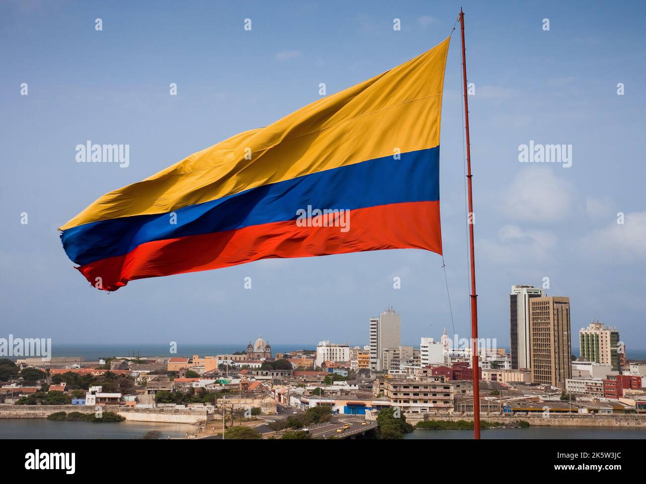 Kolumbien, die alte Stadt Cartagena, ist innerhalb von Mauern und durch den UNESCO-Weltkulturerbe geschützt. Auf der Festung San Roantea winkt eine riesige Flagge Stockfoto