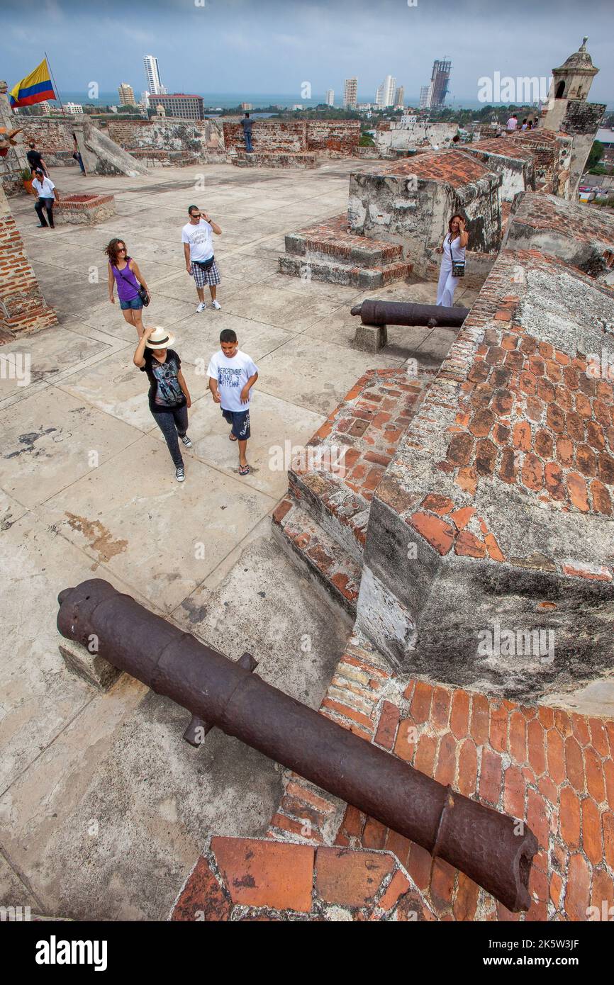Kolumbien, die alte Stadt Cartagena, ist innerhalb von Mauern und durch den UNESCO-Weltkulturerbe geschützt. Auf der Festung San Roantea winkt eine riesige Flagge Stockfoto