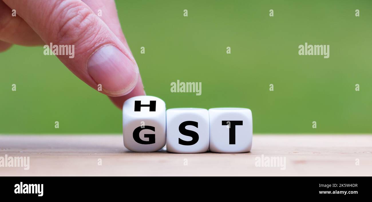 Würfel bilden die Ausdrücke „GST“ (Waren- und Dienstleistungssteuer) und „HST“ (harmonisierte Umsatzsteuer). Stockfoto