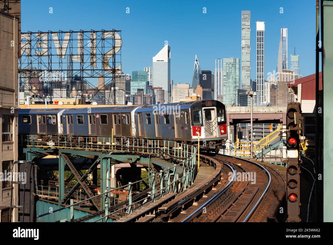 Erhöhte U-Bahngleise (Queensboro Statio, Linie 7) in Long Island City mit Blick auf die Wolkenkratzer der Upper East Side. Queens, New York City Stockfoto