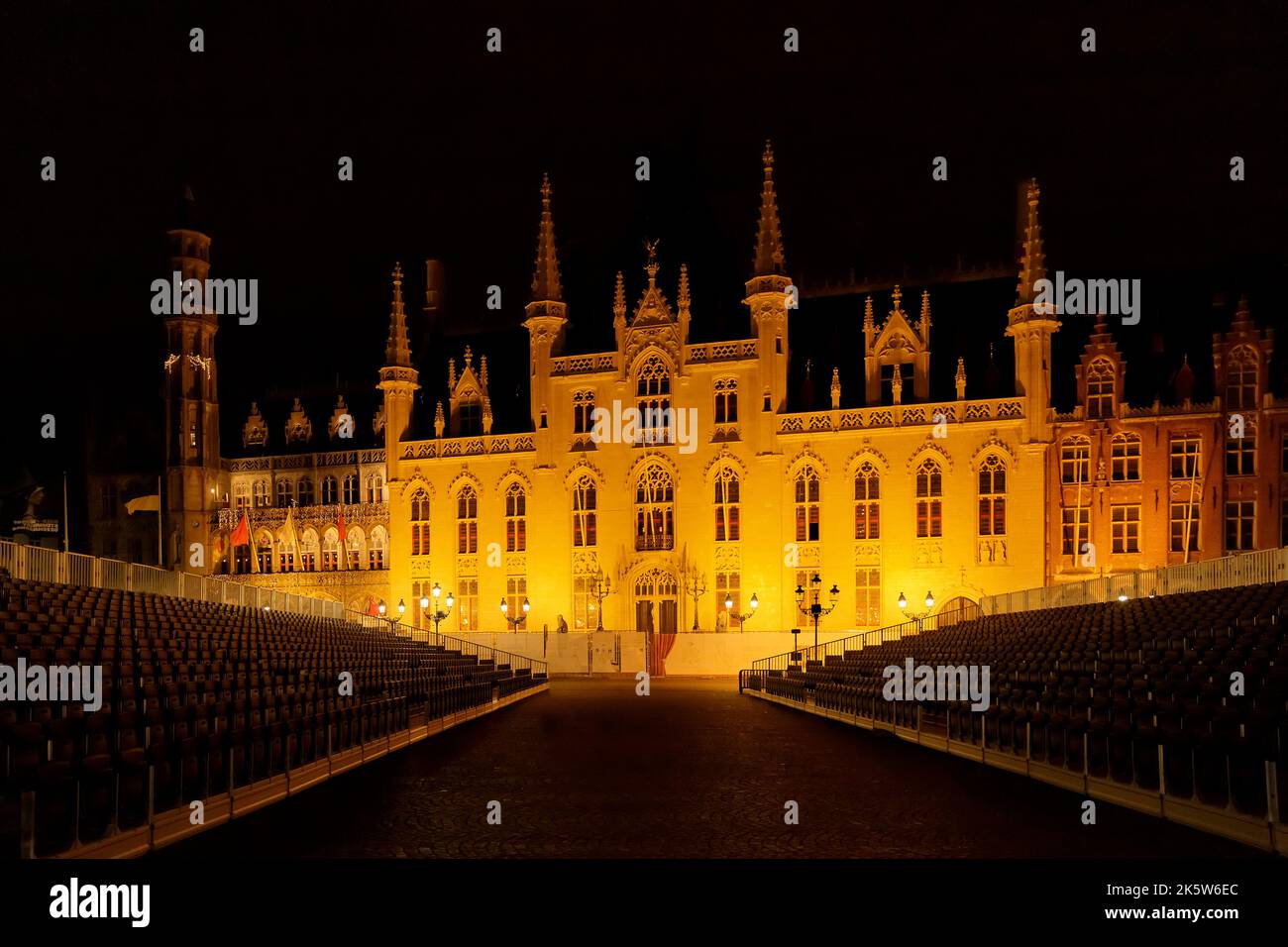 Provincial Court-Gebäude auf dem Marktplatz (Grote markt) bei Nacht, Brügge, Belgien Stockfoto