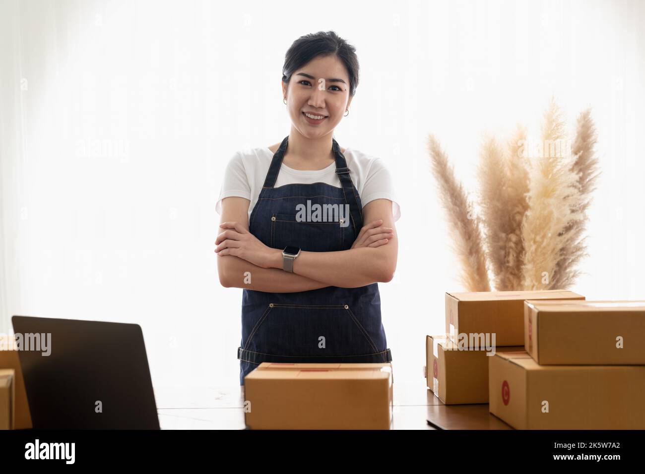 Portrait junger asiatischer Kleinunternehmer zu Hause, Online-Marketing-Verpackungs- und Lieferszene, Startup-KMU-Unternehmer oder freiberuflicher Mitarbeiter Stockfoto