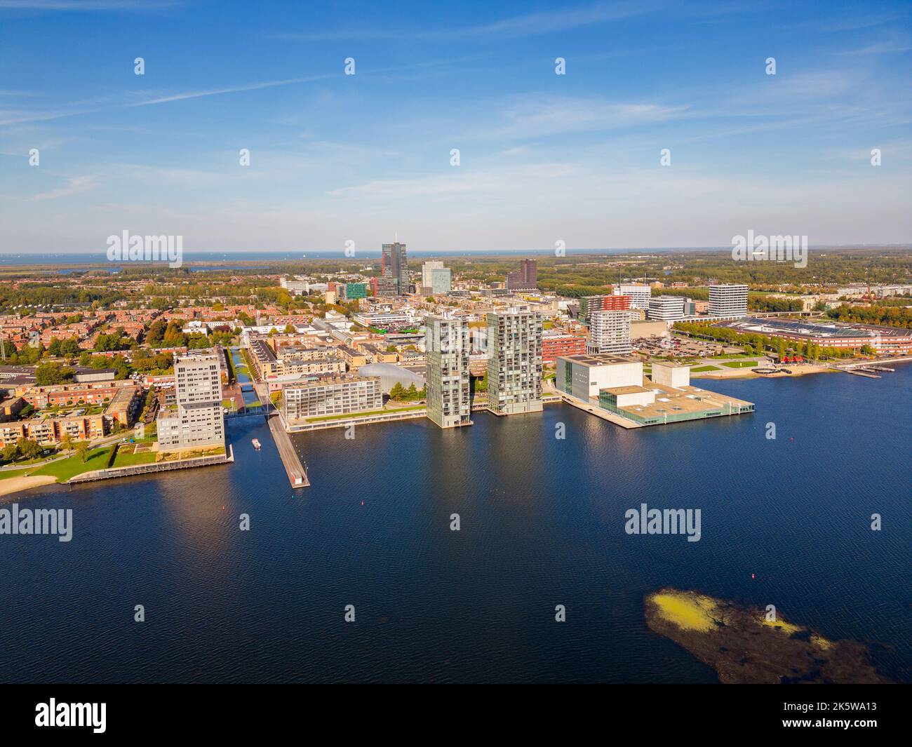 Lufttrohnenansicht auf der Skyline von Almere Flevoland Niederlande Stockfoto