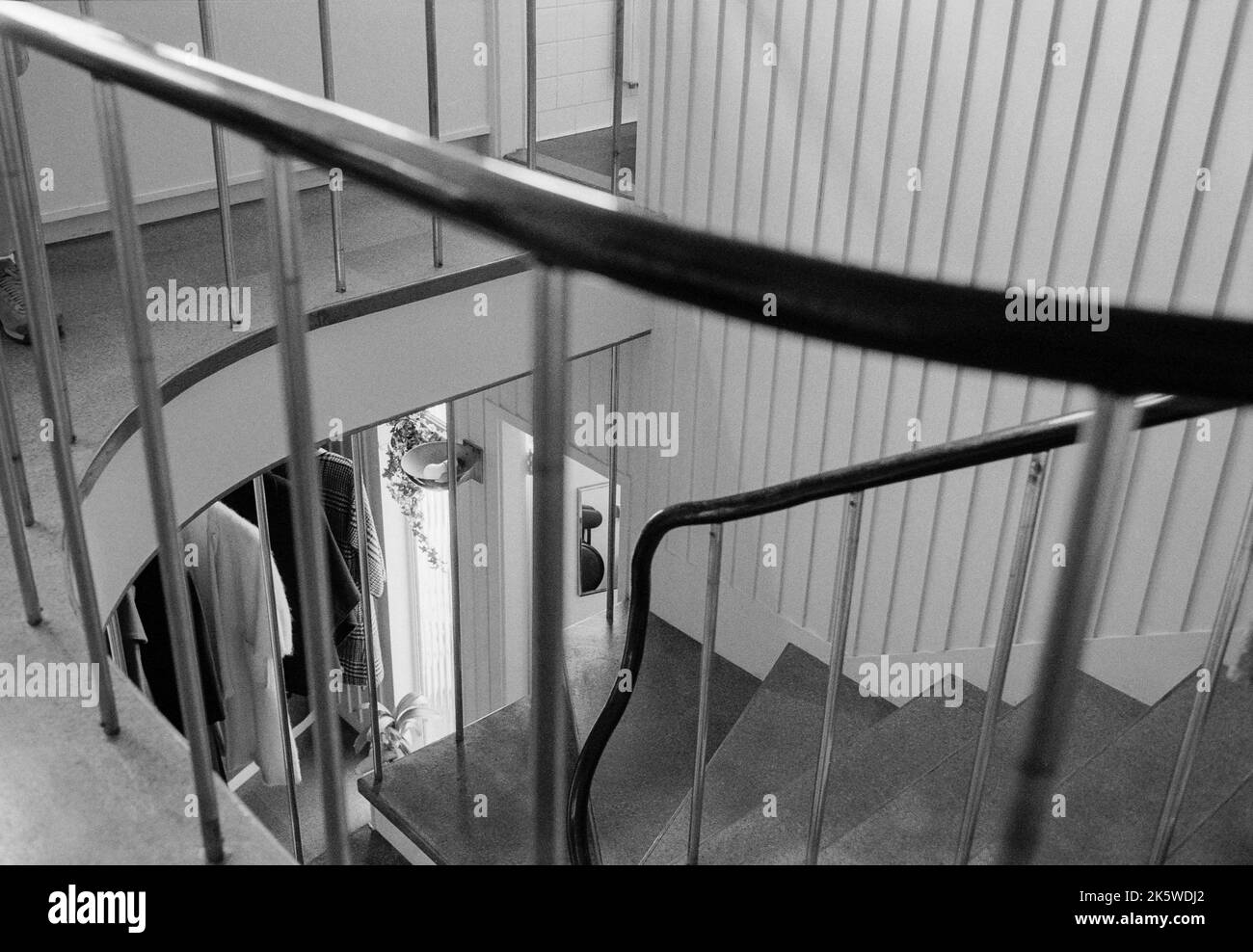 Die Treppe des historischen, vom Bauhaus beeinflussten Gropius House in Lincoln, Massachusetts. Das Bild wurde auf analogem Schwarzweiß-Film aufgenommen. Stockfoto