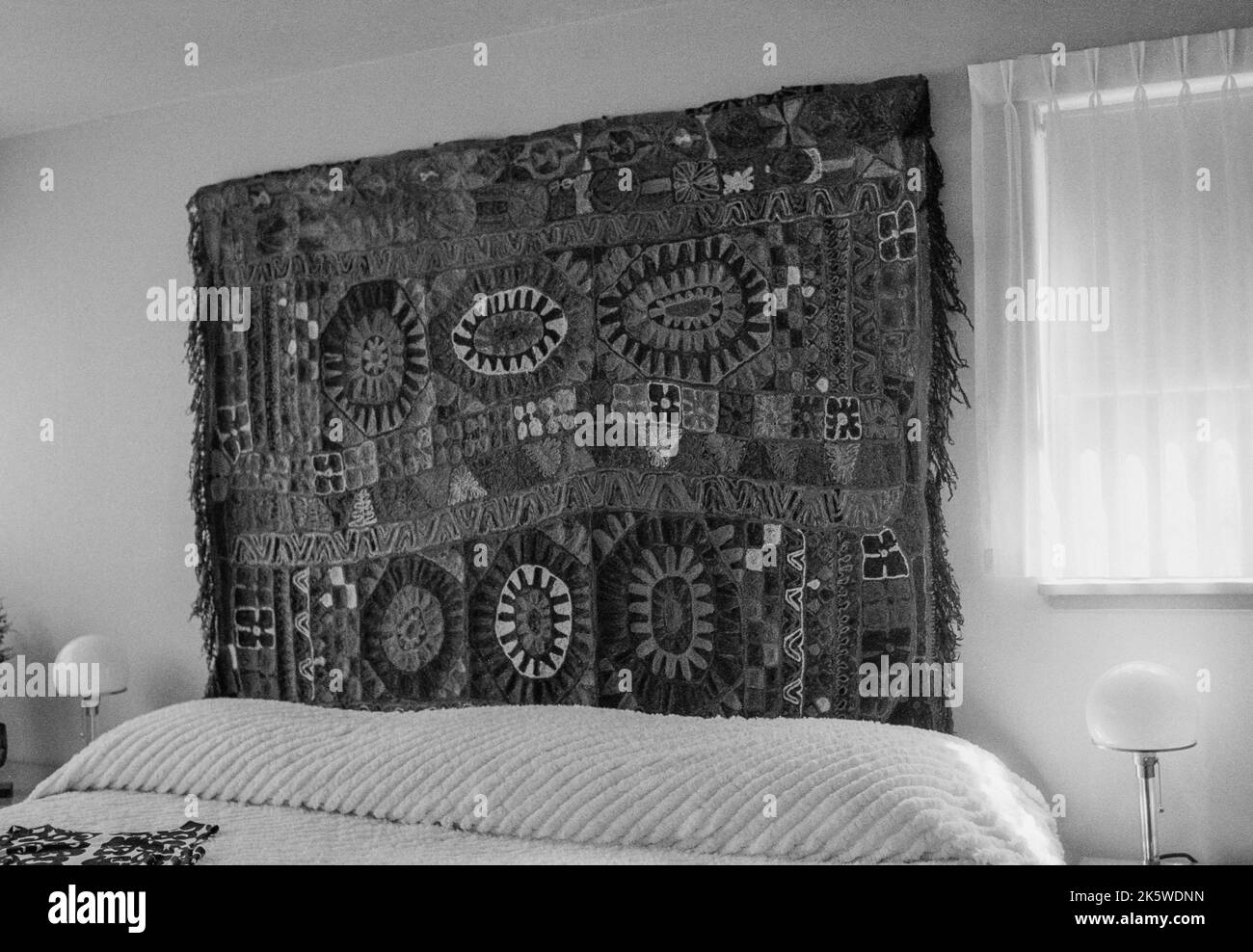 Das Hauptschlafzimmer und die Wand hängen im historischen, vom Bauhaus beeinflussten Gropius House in Lincoln, Massachusetts. Das Bild wurde mit analogem Schwarz aufgenommen Stockfoto