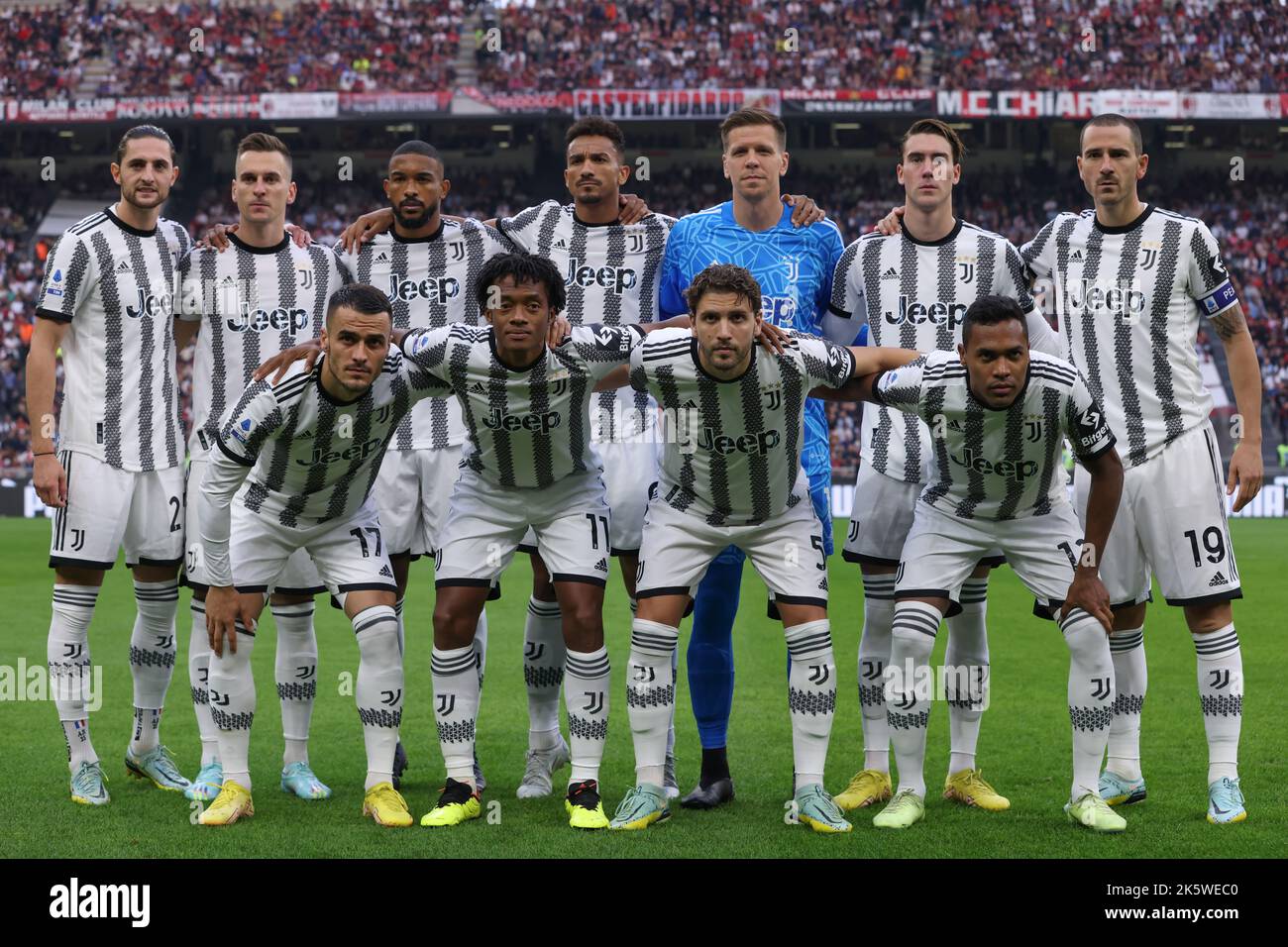 Mailand, Italien. 8. Oktober 2022. Die elf startenden Juventus stehen vor dem Start für ein Teamfoto in der hinteren Reihe ( L bis R ); Adrien Rabiot, Arkadiusz Milik, Gleison Bremer, Danilo, Wojciech Szczesny, Susan Vlahovic und Leonardo Bonucci, erste Reihe ( L bis R ); Filip Kostic, Juan Cuadrado, Manuel Locatelli und Alex Sandro, in der Serie A Spiel bei Giuseppe Meazza, Mailand. Bildnachweis sollte lauten: Jonathan Moscrop/Sportimage Kredit: Sportimage/Alamy Live News Stockfoto