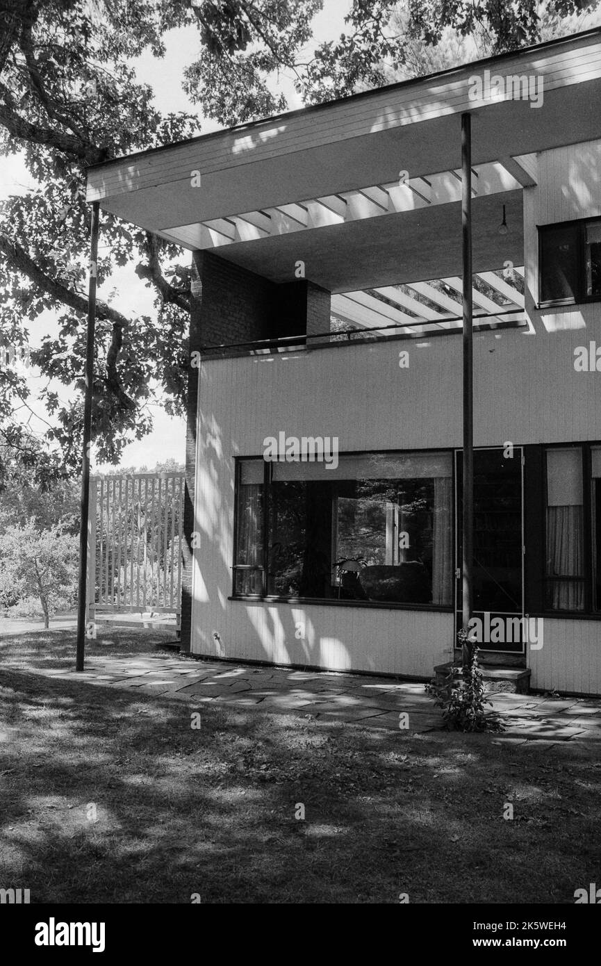 Das wunderschön gestaltete historische, vom Bauhaus beeinflusste Gropius House in Lincoln, Massachusetts. Das Bild wurde auf analogem Schwarzweiß-Film aufgenommen. Stockfoto