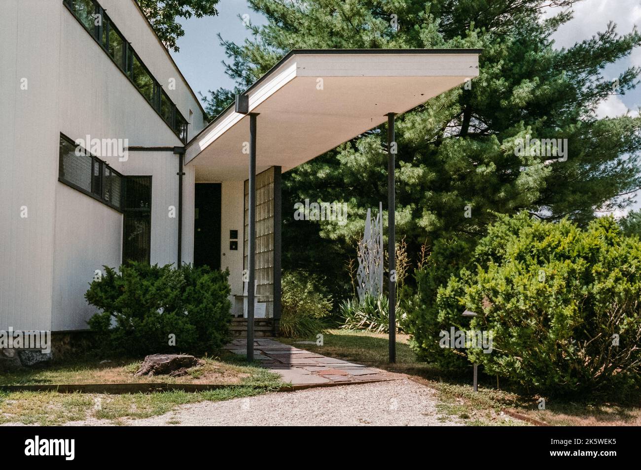 Das wunderschön gestaltete historische, vom Bauhaus beeinflusste Gropius House in Lincoln, Massachusetts. Das Bild wurde auf analogem Schwarzweiß-Film aufgenommen. Stockfoto