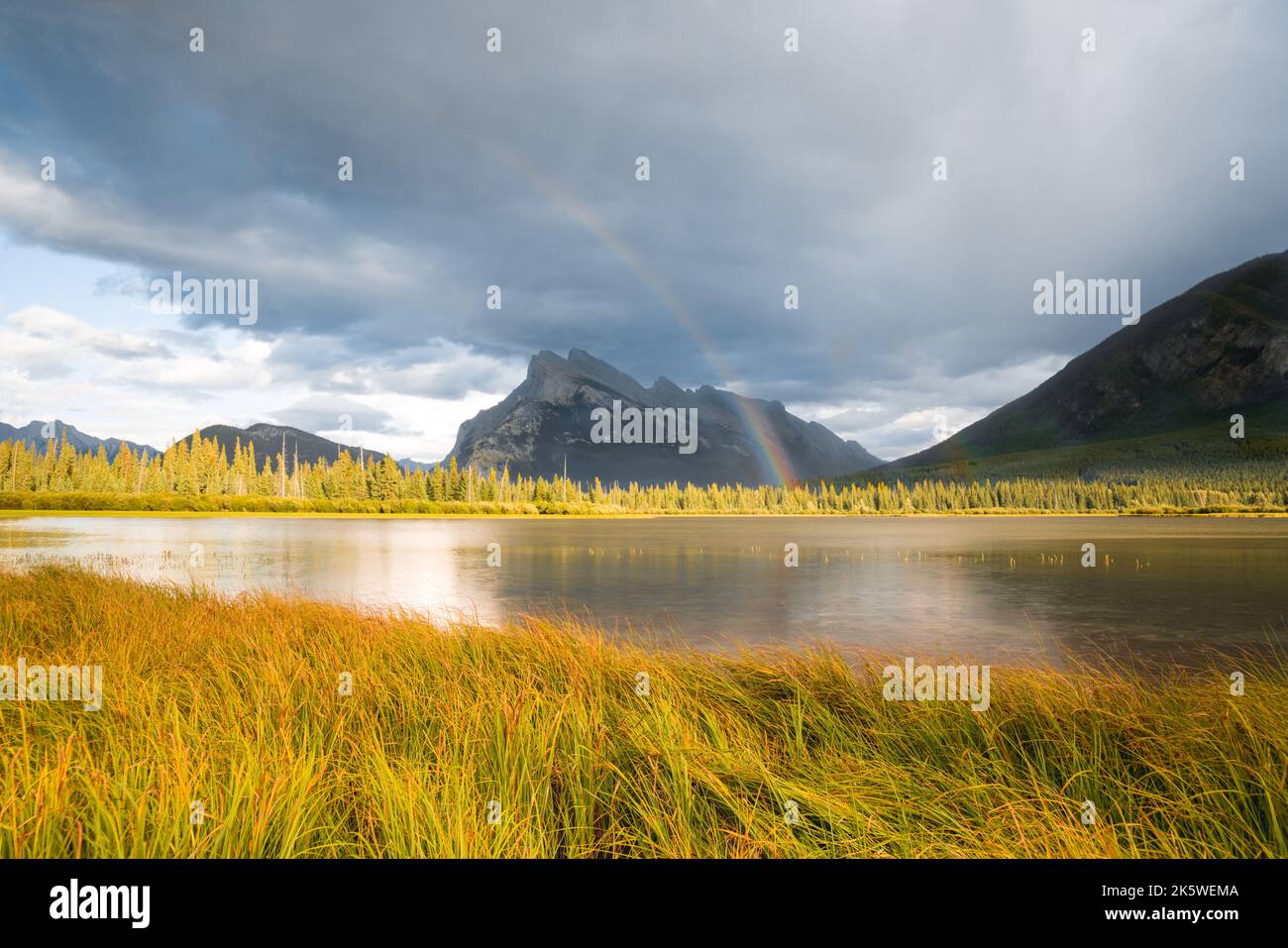 Regenbogen bei Vermillion Lakes und Mount Rundle, Banff, Kanada Stockfoto