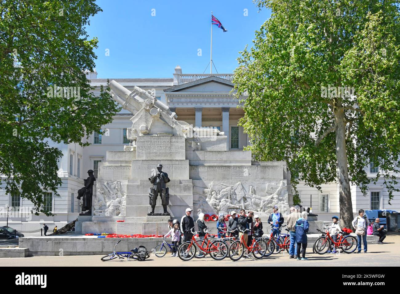 Tourguide bei geführter Führung Gruppe von Frauen und Männern, die sich Fahrräder ausgeliehen haben, um das Royal Artillery Memorial Hyde Park Corner London England zu besichtigen Stockfoto