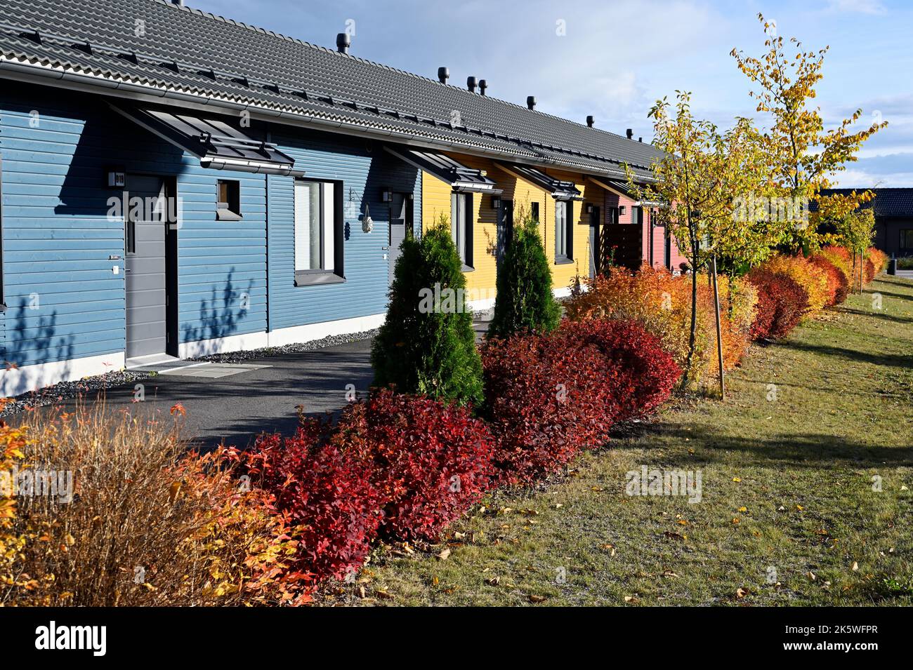 Wohngebiet der typischen Häuser in Finnland im Herbst Stockfoto
