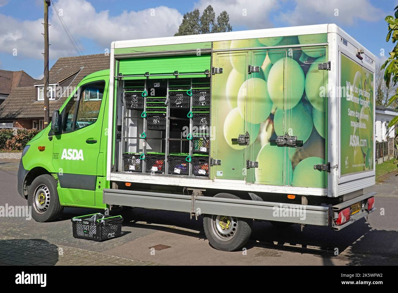 Asda Supermarkt grün Haus einkaufen Lieferwagen unbeaufsichtigt offene Seite Street View Kiste Regale mit vorbestellten Online-Lebensmittel Essex England UK Stockfoto
