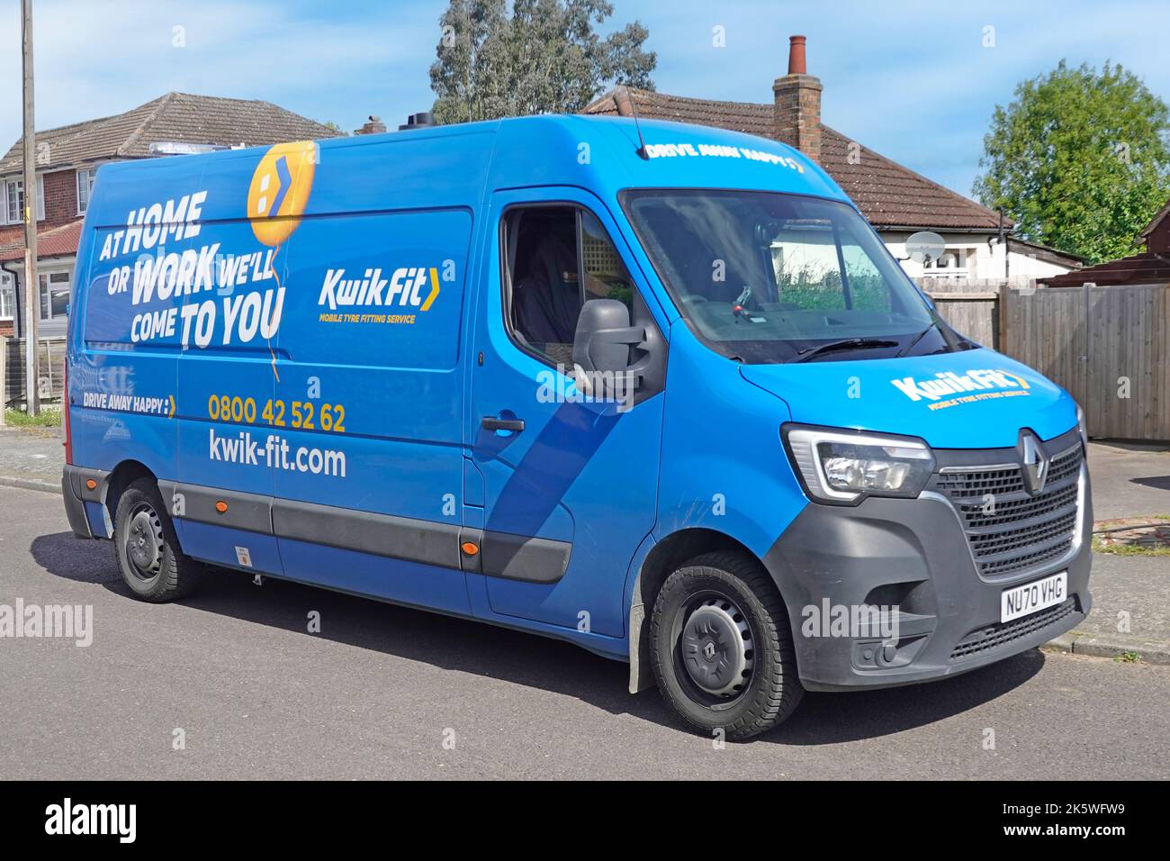 Kwick Fit Business Heim- oder Arbeitsreifen Montage Service Seite & Vorderansicht blau Renault Master van geparkt außerhalb Wohnimmobilie Essex England UK Stockfoto