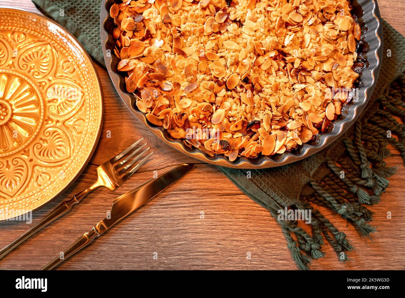 Herbstststglanzkuchen flach liegend mit Mandelscheiben Stockfoto