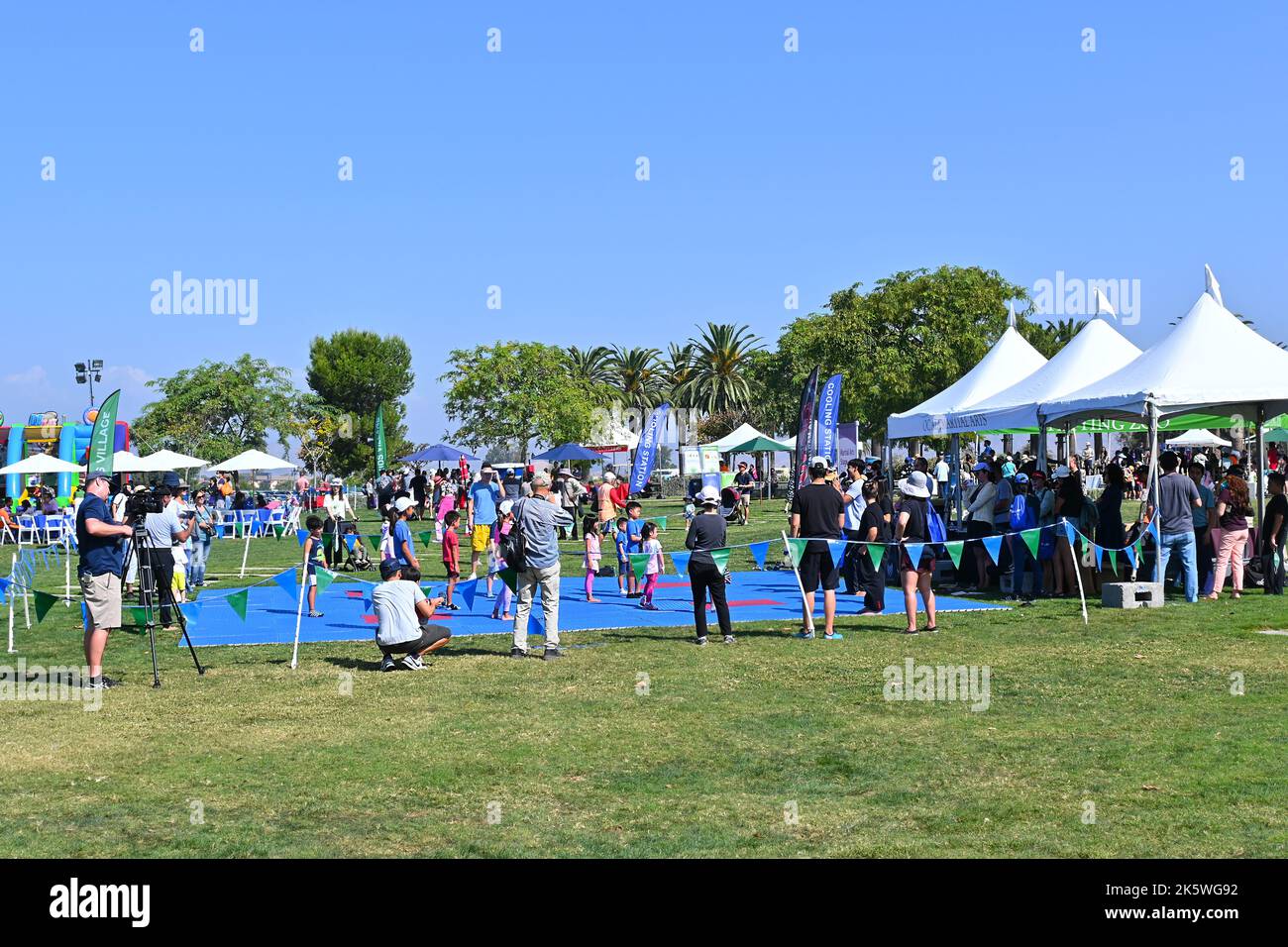 IRVINE, KALIFORNIEN - 08. Okt 2022: Kinder nehmen an einer Kampfkunstdemonstration beim Irvine Global Village Festival im Orange County Grea Teil Stockfoto