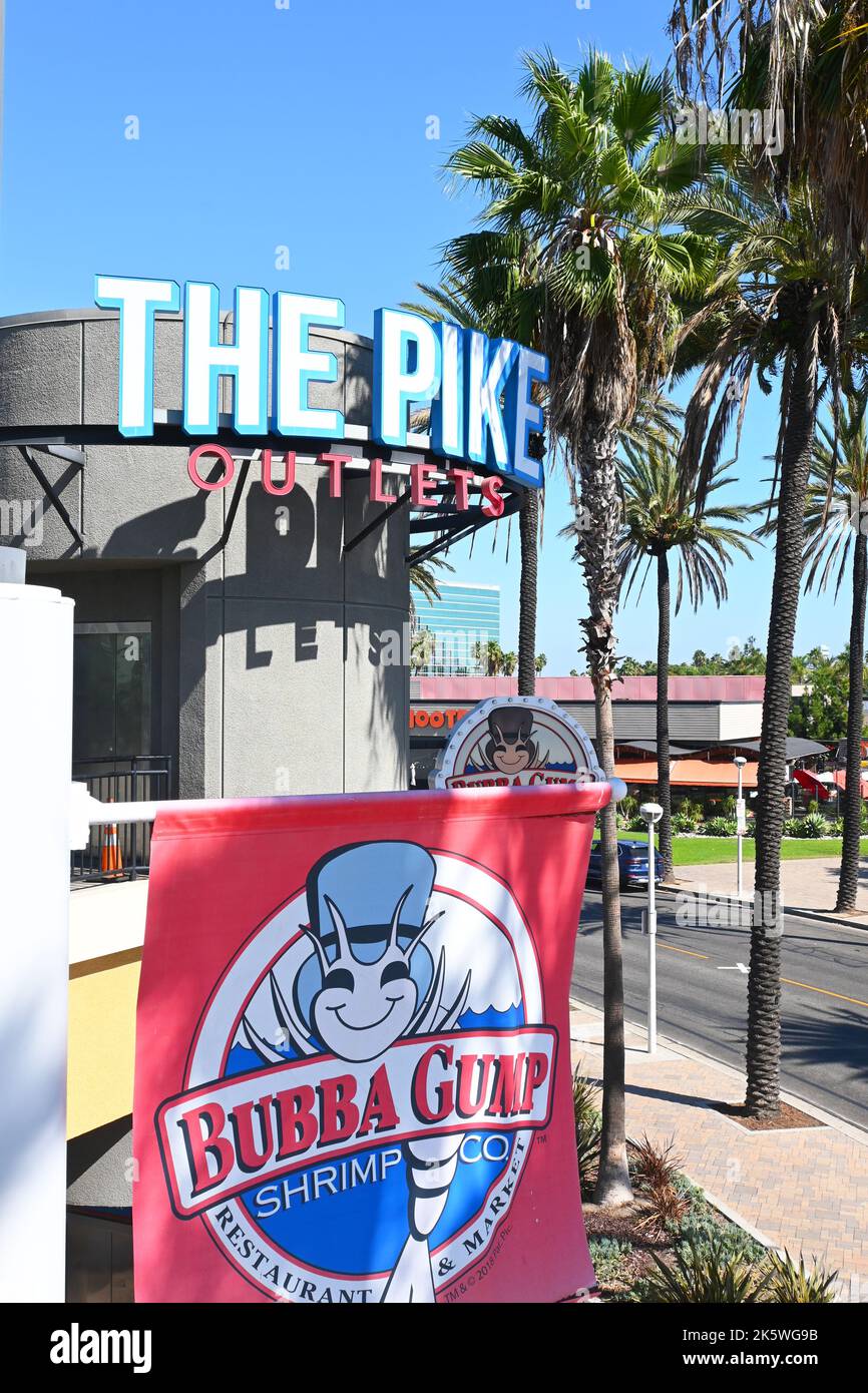 LONG BEACH, CALIFORNIA - 3 Okt 2022: Schild für die Pike Outlets und Bubba Gump Shrimp Co. Restaurant in der Nähe von Shoreline Village. Stockfoto