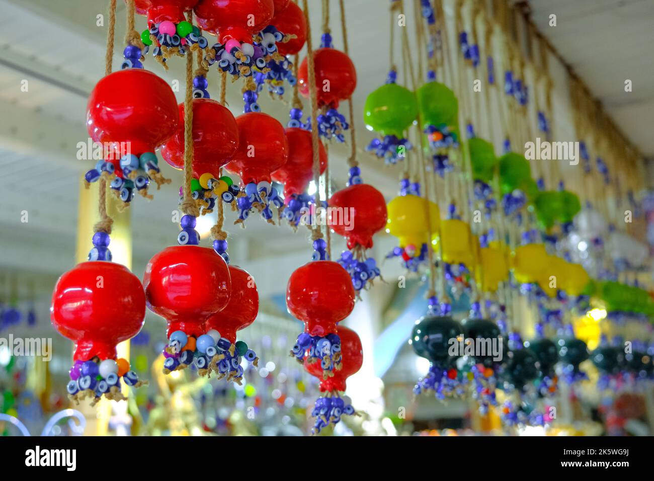 SIRINCE, Izmir, Türkei - 16. Januar 2022. Verschiedene türkische traditionelle Souvenirs in Straßengeschäften. Stockfoto