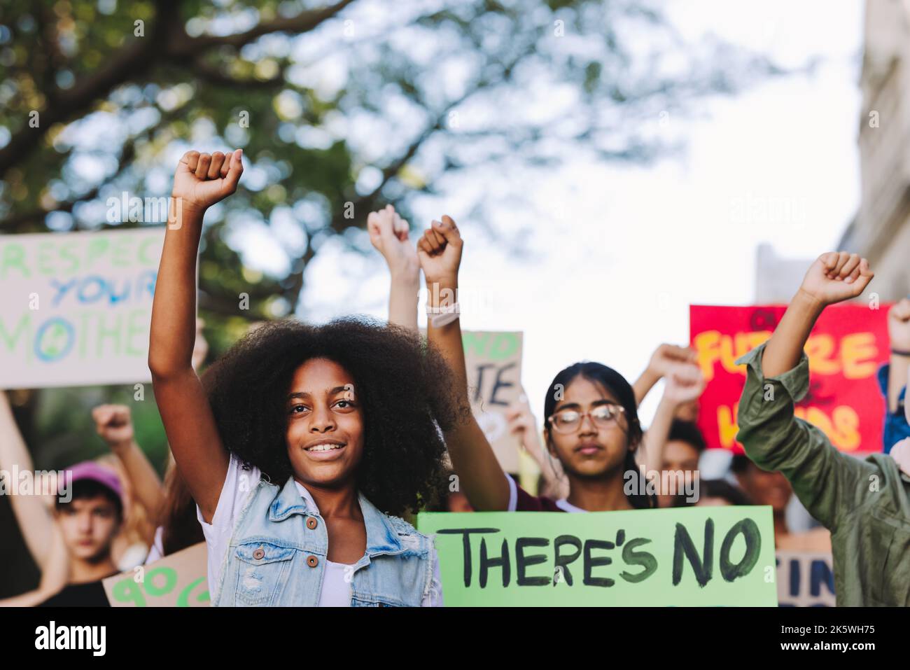 Jugendliche, die sich gegen den Klimawandel wehren. Gruppe multikultureller Jugendaktivisten, die gegen die globale Erwärmung und Umweltverschmutzung marschieren. Diverse junge Leute Stockfoto