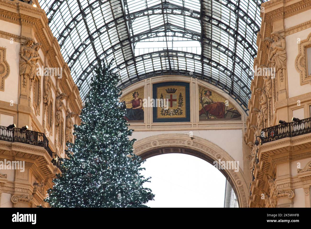 Mailand, Italien - 1. Dezember 2020: Traditioneller weihnachtsbaum in der Galerie Vittorio Emanuele II, in der Nähe des Doms. Stockfoto