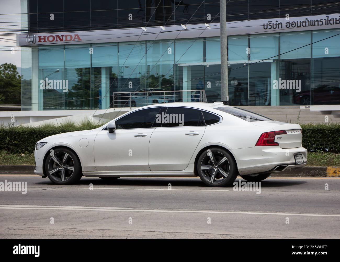 Chiangmai, Thailand - Juni 17 2022: Privatwagen, Volvo S90. Foto auf der Straße Nr. 121 ca. 8 km von do5ntown Chiangmai, thailand. Stockfoto