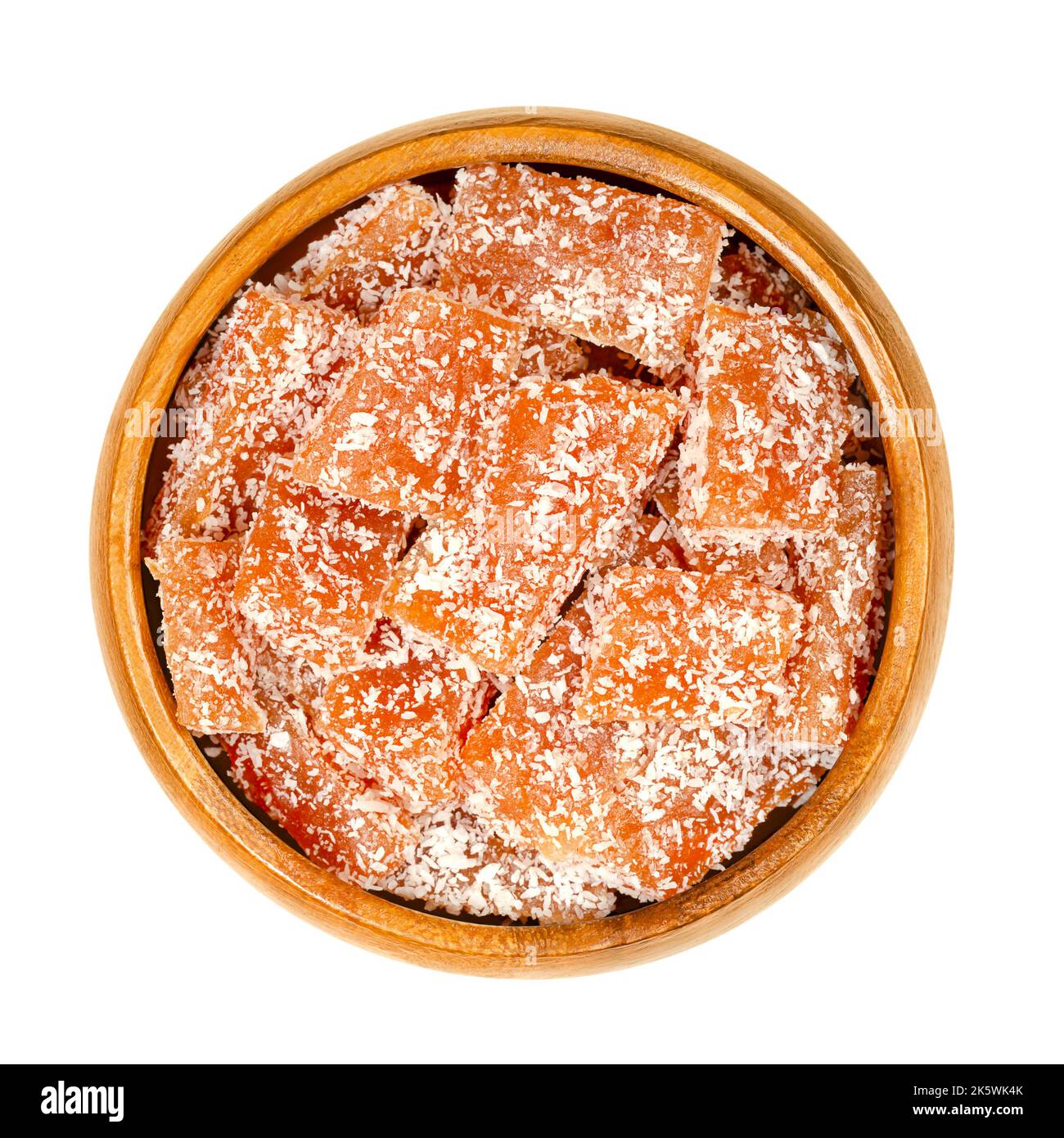 Hausgemachte Fruchtgelees in einer Holzschüssel. Süßes Fruchtgelee-Dessert mit starkem Geschmack, aus pürierten Früchten wie Quitte. Stockfoto