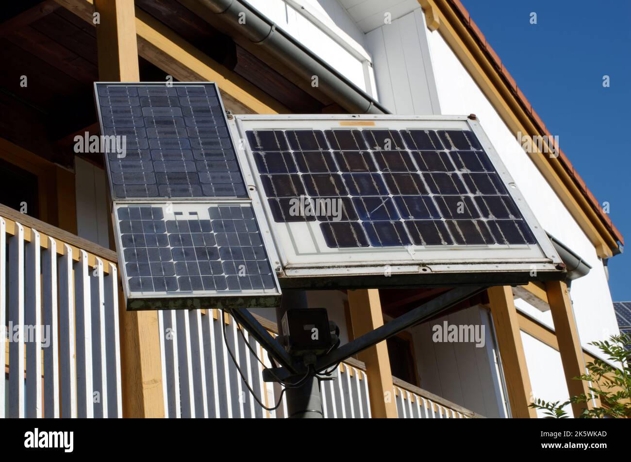 Photovoltaik-Element auf einem Mast für die autonome Beleuchtungssanierung Stockfoto