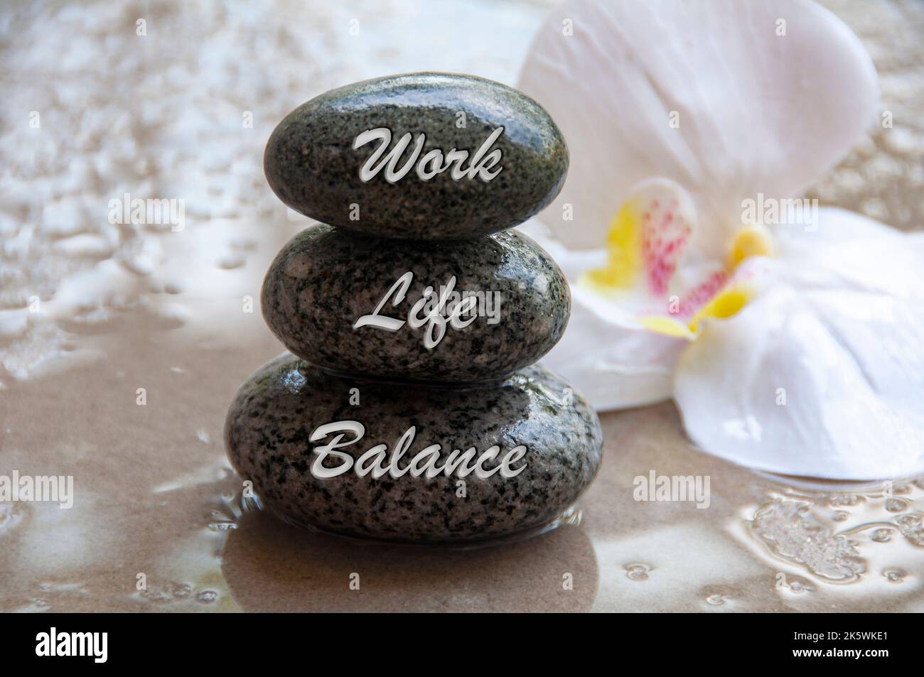 Work Life Balance Text auf Steinen eingraviert. Neue Wege der Arbeitskultur. Stockfoto