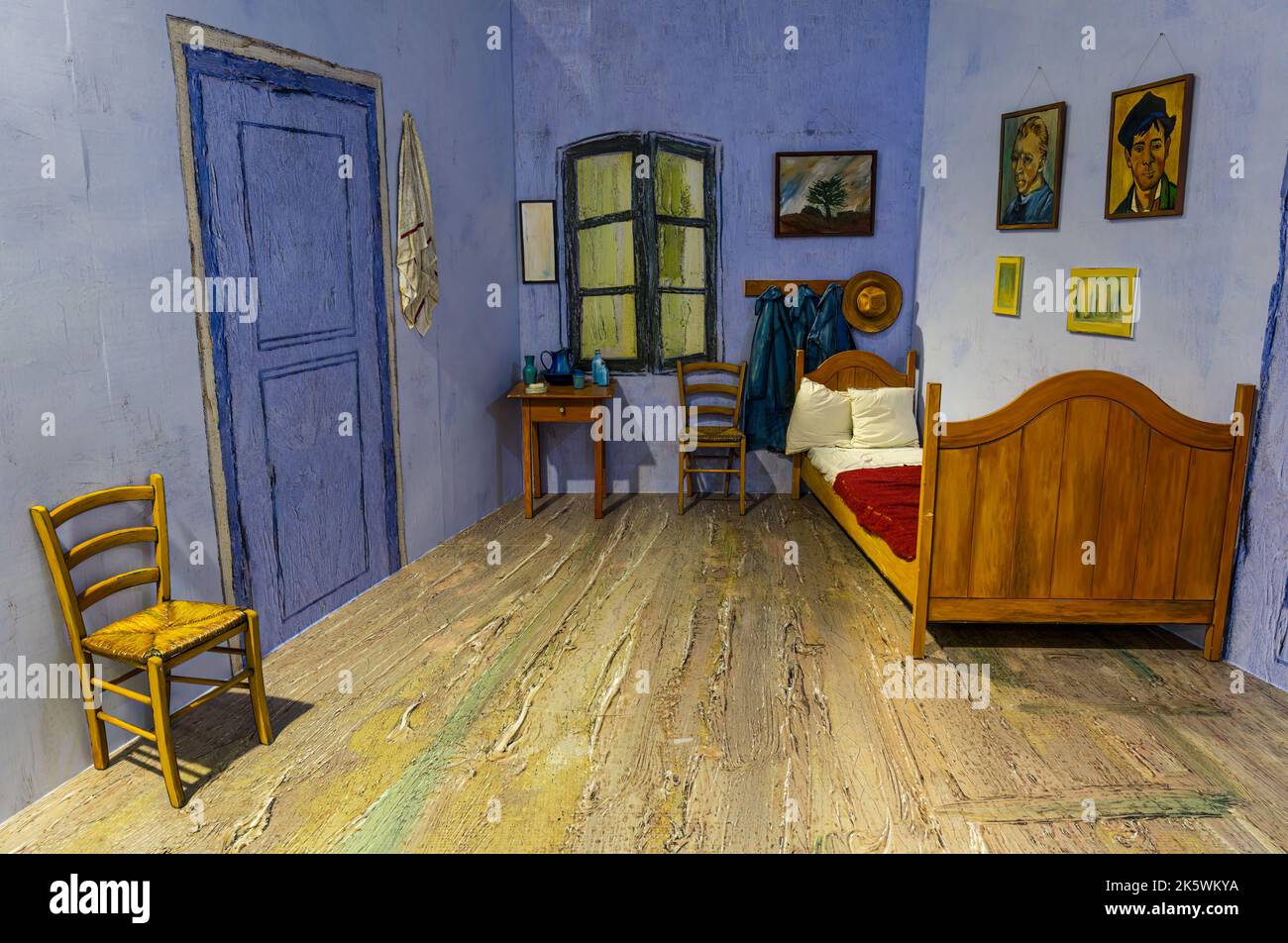 Nachbildung eines Gemäldes von Van Gogh mit dem Namen Schlafzimmer in Arles bei Van Gogh Alive Experience Stockfoto