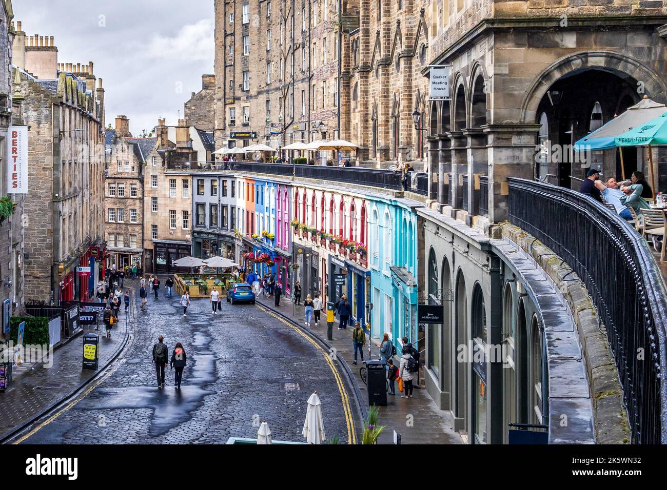 Victoria Street mit Menschen auf der Straße, Edinburgh, Schottland Stockfoto