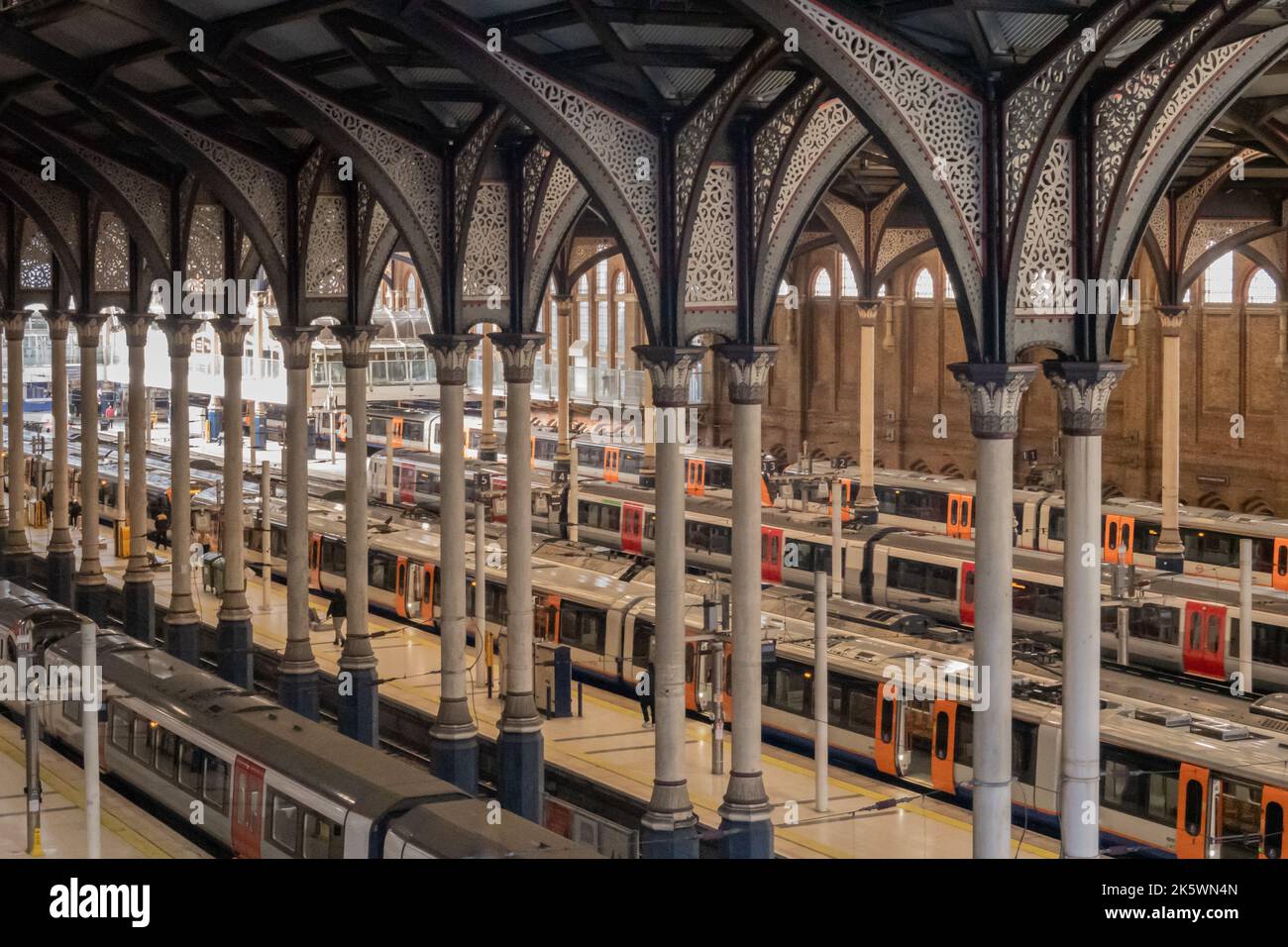 London, Vereinigtes Königreich - 17. September 2022: Bahnhofshalle der Liverpool Street Station mit Zügen, die an einem ruhigen Samstagmorgen abfahren können Stockfoto