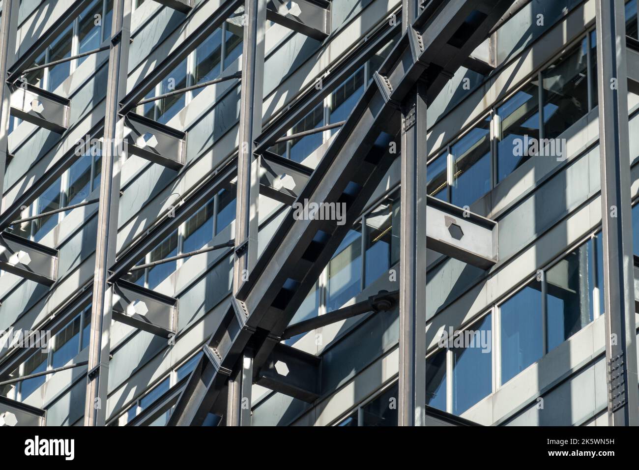 Nahaufnahme der Stahl- und Glasfassade des Gebäudes in der City of London im Vereinigten Königreich Stockfoto