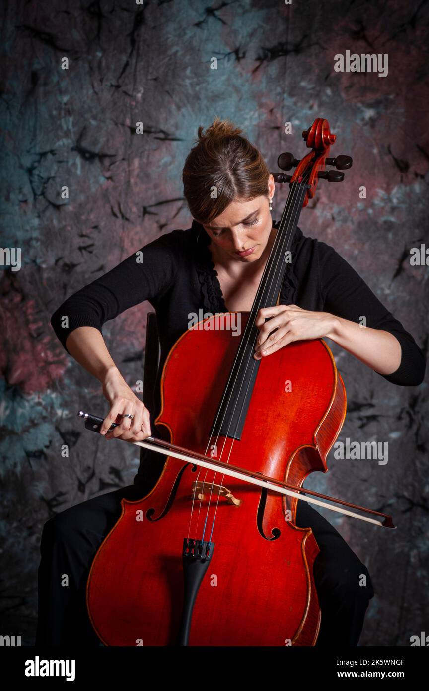 Junge Cellistin, Cellospielerin in Spielposition Stockfoto