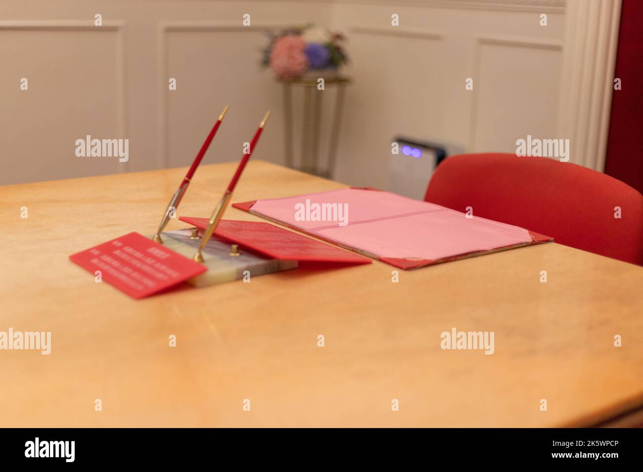 Stift und Pad für Jungvermählte zum Anhängen von Unterschriften in einem Standesamt während der Hochzeitsregistrierung Stockfoto