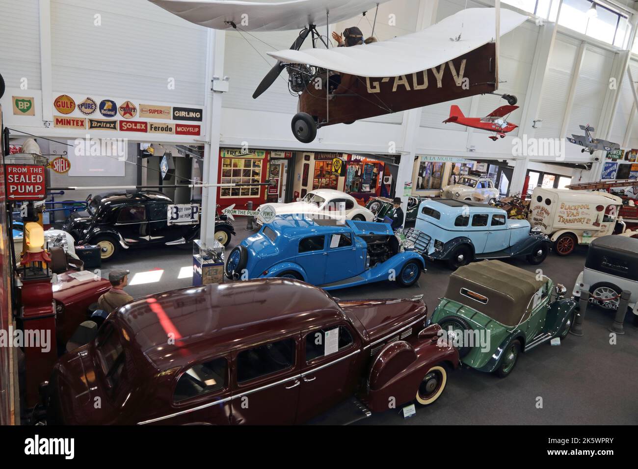 Autos und Erinnerungsstücke werden im Lakeland Motor Museum ausgestellt Stockfoto