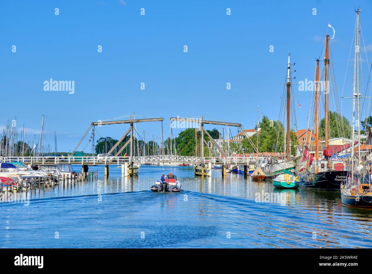 Blick auf den Stadthafen von Greifswald Wieck mit historischer hölzerner Bascule-Brücke über den Ryck, Mecklenburg-Vorpommern, Deutschland. Stockfoto