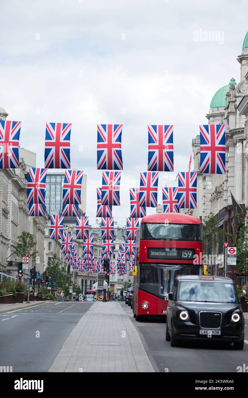 Vor den Feierlichkeiten zum Platin-Jubiläum sind in der Regent Street im Zentrum Londons die Flaggen der Union zu sehen. Stockfoto