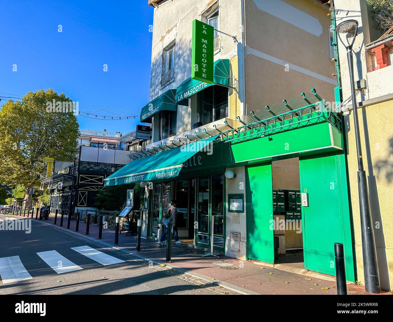 Joinville-le-Pont, Frankreich, französisches Brasserie-Restaurant, Store Front, 'La Mascotte' an Straßengebäuden in Pariser Vororten Stockfoto
