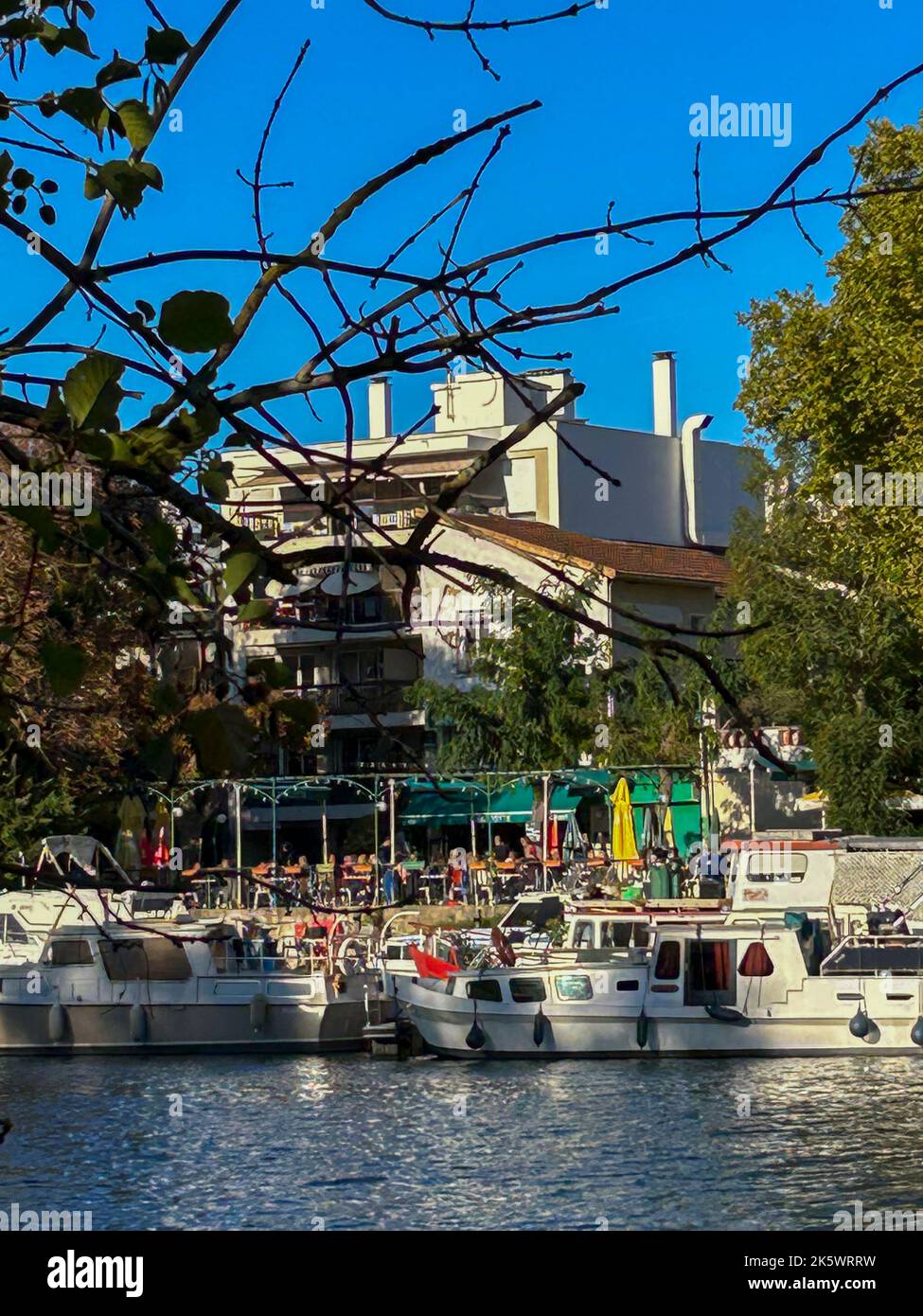 Joinville-le-Pont, Frankreich, Französische Immobilien Wohnhäuser in den Vororten von Paris, Boote am Hafen, mit französischer Restaurantterrasse entlang des Flusses Marne Stockfoto