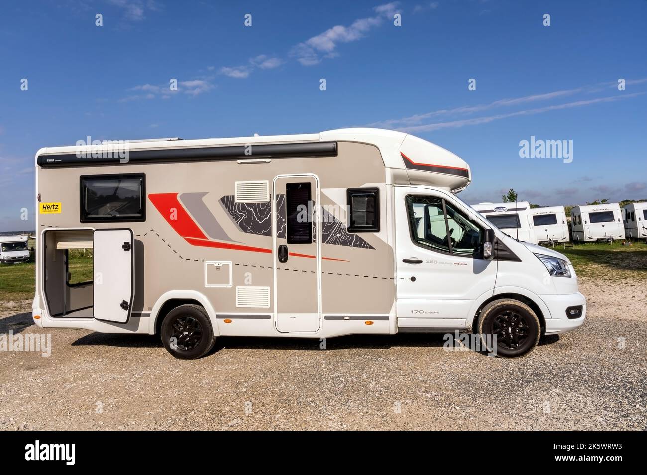Jouy le Chatel, FRANKREICH - 05.08.2022: Moderner Campingwagen auf dem Mietparkplatz. Urlaubsreise im Reisemobil-Konzept. Fotos in hoher Qualität Stockfoto
