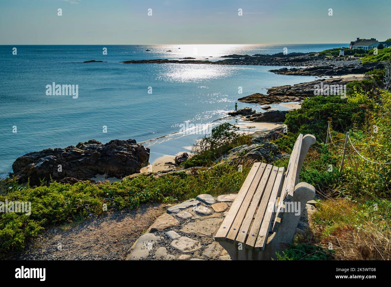 Bank, um die Aussicht auf dem Marginal Way Pfad entlang der Maine Küste in Ogunquit zu genießen Stockfoto