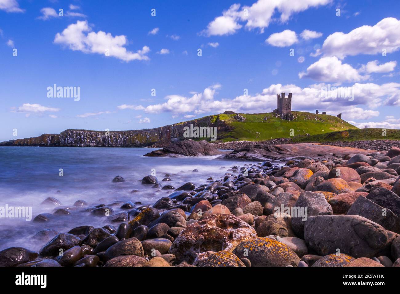Dunstanburgh Castle aus Embleton Bay, Northumberland, England. Stockfoto