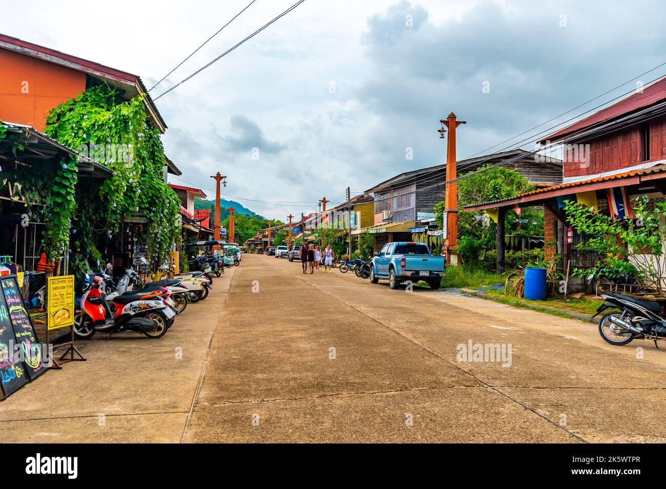Koh Lanta, Thailand - 10.11.2019: Stadtstraße der Ko Lanta Altstadt. Straße mit kleinen berühmten Geschäften, Restaurants und anderen Einzelhandelsgeschäften. Historisch Stockfoto
