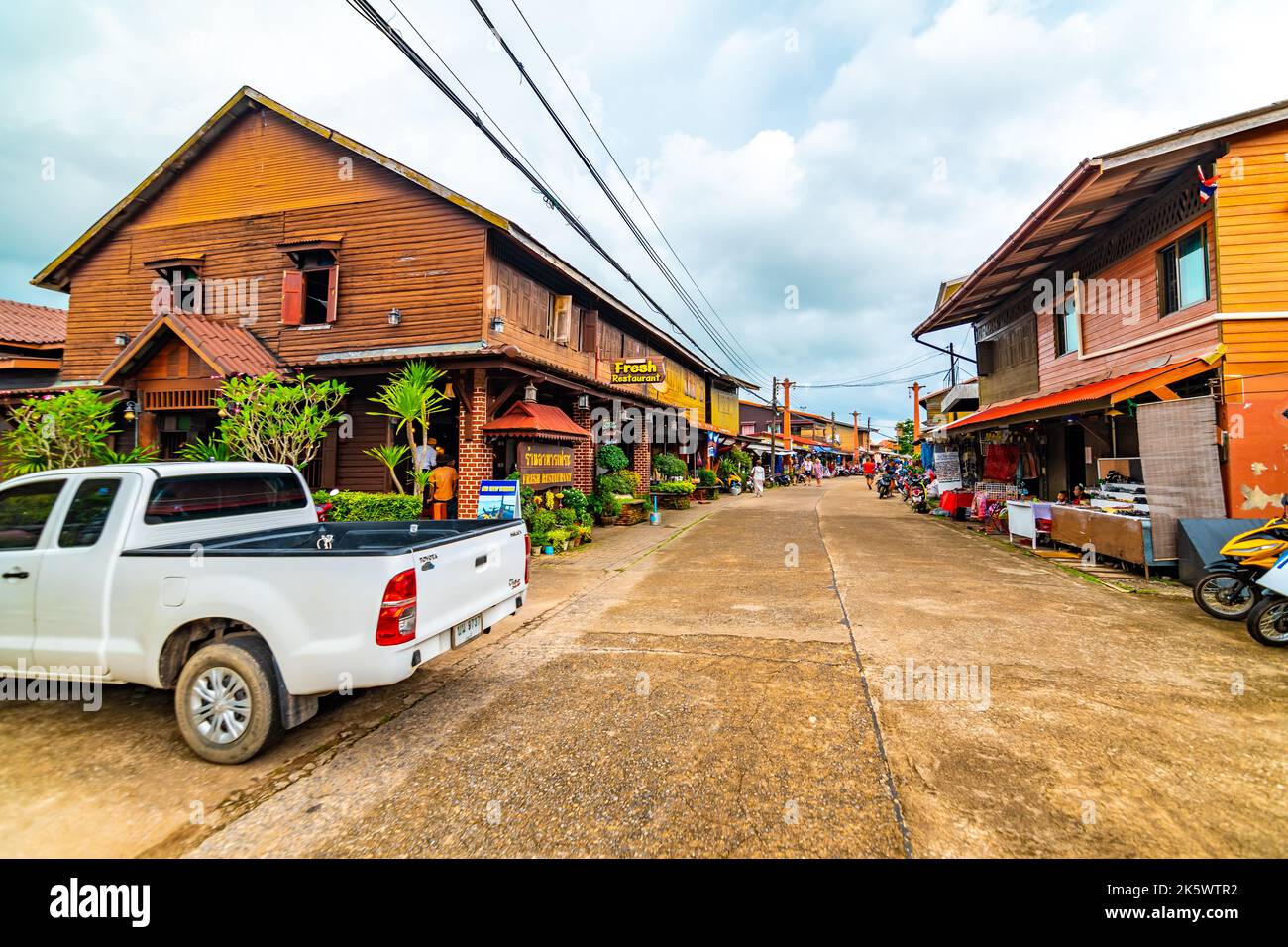Koh Lanta, Thailand - 10.11.2019: Stadtstraße der Ko Lanta Altstadt. Straße mit kleinen berühmten Geschäften, Restaurants und anderen Einzelhandelsgeschäften. Historisch Stockfoto